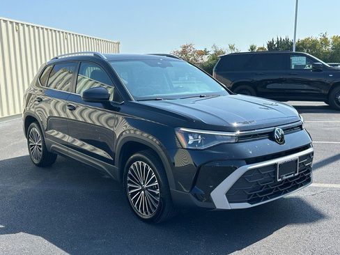 Used 2025 Volkswagen Taos SE w/ Panoramic Sunroof Package image 3