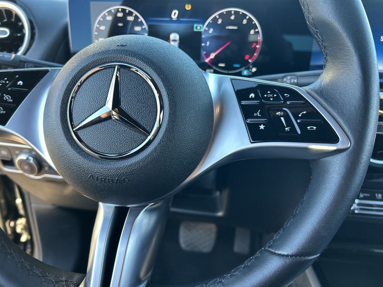 Used 2025 Mercedes-Benz GLB 250 image 20