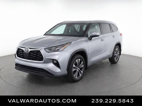 Used 2022 Toyota Highlander XLE FWD image 1