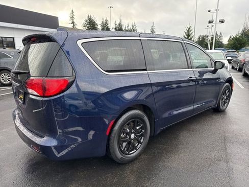 Used 2018 Chrysler Pacifica LX image 6