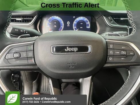 Used 2025 Jeep Grand Cherokee Altitude AWD/4WD image 12