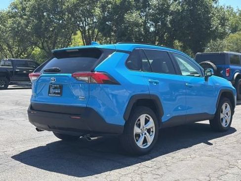 Used 2021 Toyota RAV4 XLE Premium AWD/4WD image 5