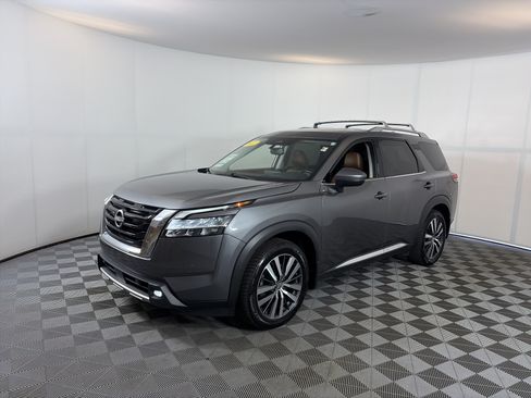 Used 2022 Nissan Pathfinder Platinum w/ Cargo Package AWD/4WD image 2