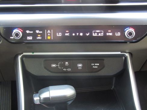 Used 2025 Kia Carnival FWD image 28