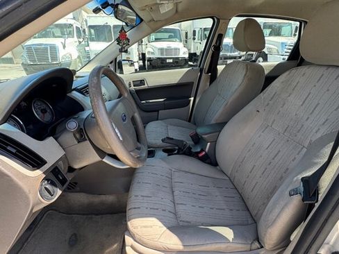 Used 2011 Ford Focus SE FWD image 3