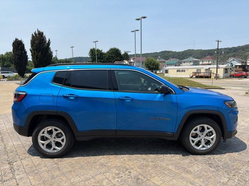 Used 2024 Jeep Compass Latitude w/ Convenience Group AWD/4WD image 9