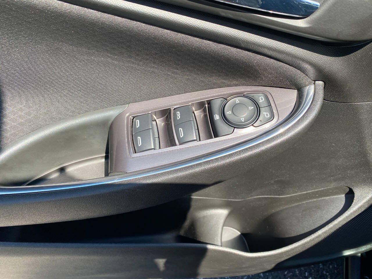 Used 2019 Chevrolet Malibu Hybrid FWD image 12