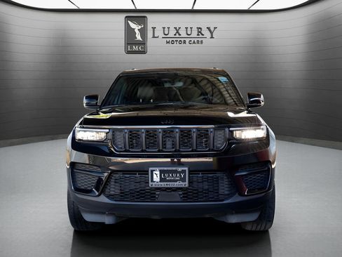 Used 2023 Jeep Grand Cherokee Altitude AWD/4WD image 3