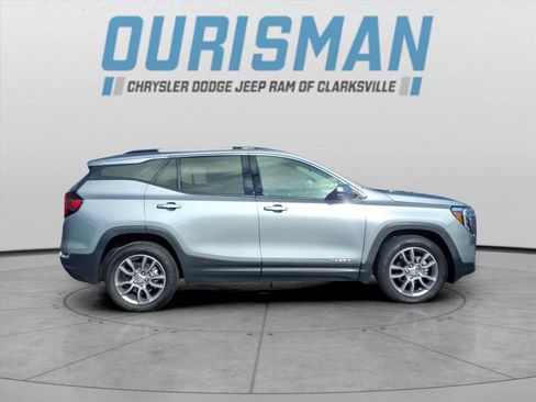 Used 2024 GMC Terrain SLT image 2