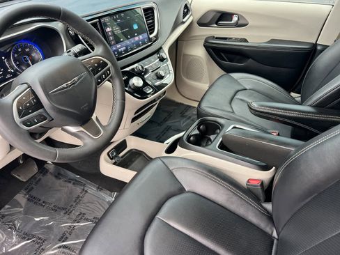 Used 2024 Chrysler Pacifica Touring-L image 11