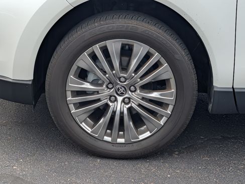 Used 2024 Toyota Venza XLE AWD/4WD image 15