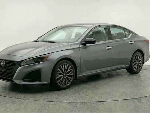 Used 2025 Nissan Altima 2.5 SV image 3