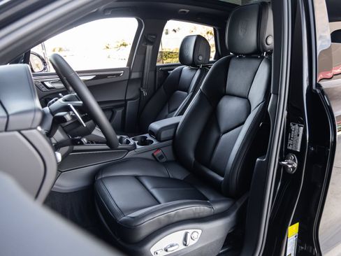 Certified 2026 Porsche Macan AWD/4WD image 5