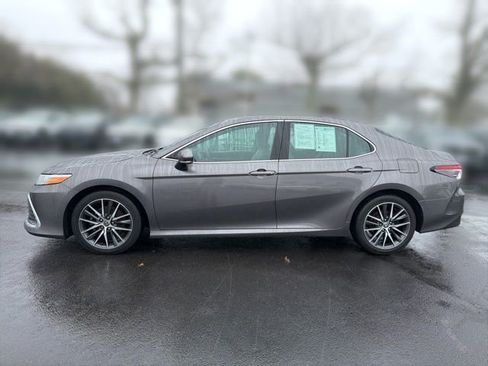 Used 2022 Toyota Camry XLE FWD image 4