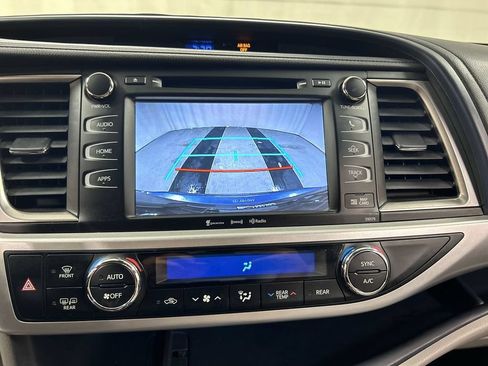 Used 2018 Toyota Highlander XLE AWD/4WD image 15