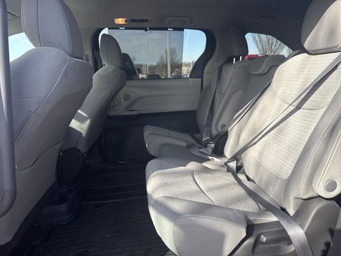 Used 2022 Toyota Sienna LE image 28
