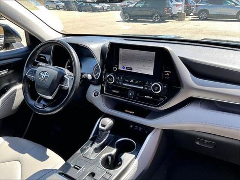 Used 2024 Toyota Highlander XLE FWD image 14