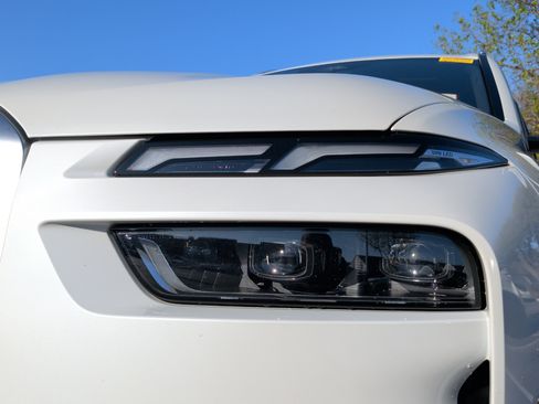 Used 2023 BMW X7 xDrive40i w/ Premium Package image 3