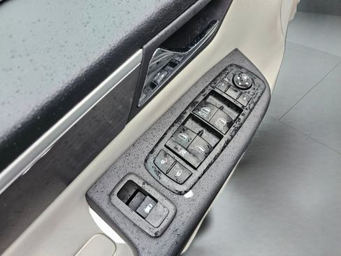 Used 2012 Volkswagen Routan SE image 27