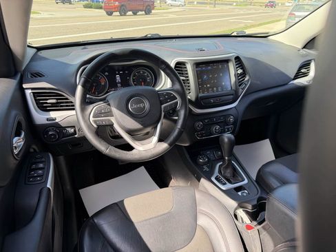 Used 2018 Jeep Cherokee Trailhawk w/ Comfort/Convenience Group AWD/4WD image 12