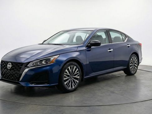 Used 2025 Nissan Altima 2.5 SV FWD image 3