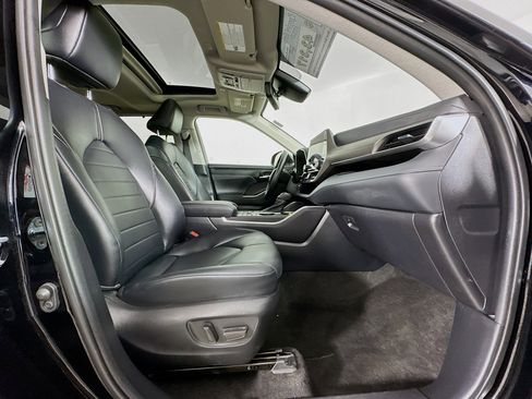Used 2023 Toyota Highlander XLE w/ Protection Package #3 (TMS) AWD/4WD image 29