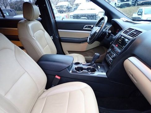 Used 2017 Ford Explorer XLT w/ Equipment Group 202A image 11