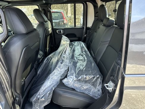 New 2026 Jeep Gladiator Sahara image 30