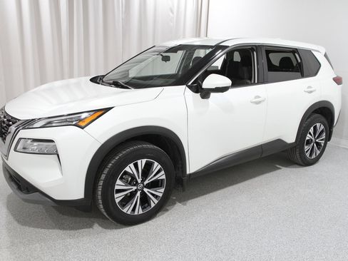 Used 2021 Nissan Rogue SV image 3