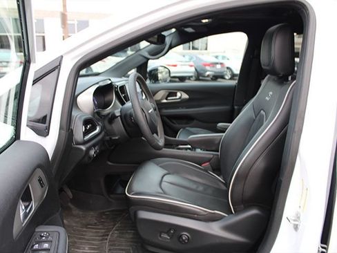 Used 2024 Chrysler Pacifica Limited w/ S Appearance Package FWD image 13