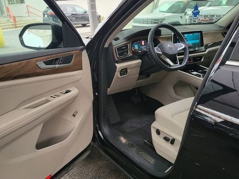 Used 2025 Volkswagen Atlas SE image 4