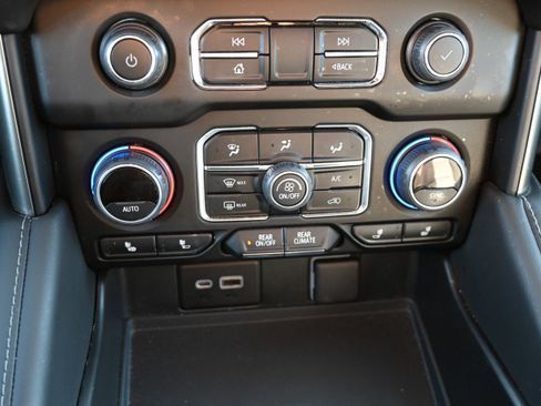 Used 2022 Chevrolet Tahoe Z71 w/ Luxury Package image 28