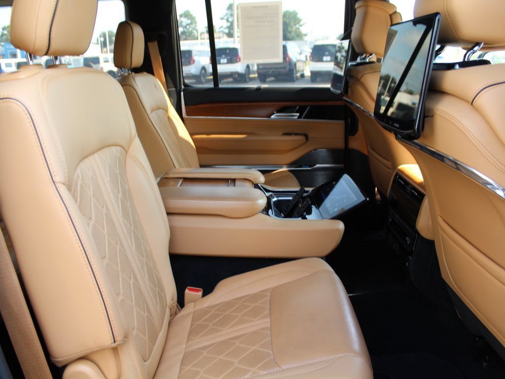 Used 2023 Jeep Grand Wagoneer Series III w/ Rear Seat Video Group 1 AWD/4WD image 22