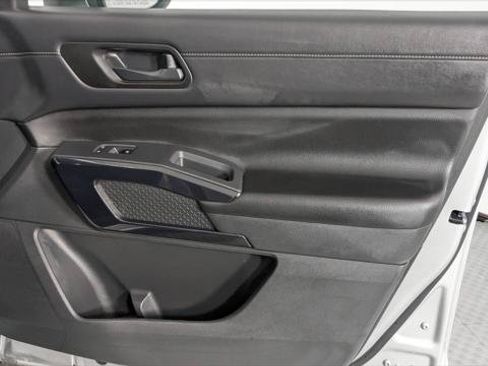 Used 2025 Nissan Pathfinder SV FWD image 22