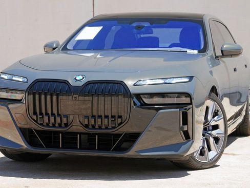 Used 2023 BMW i7 xDrive60 w/ Executive Package 2 AWD/4WD image 3