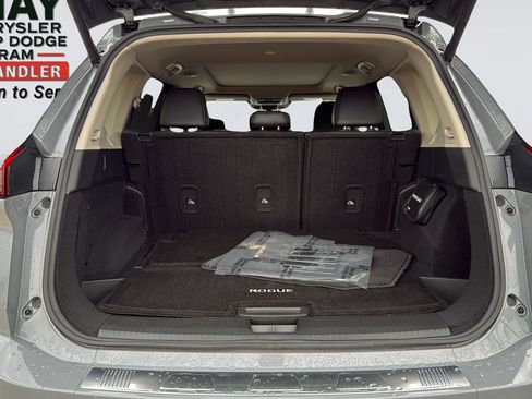 Used 2025 Nissan Rogue SL w/ Tech Package FWD image 13