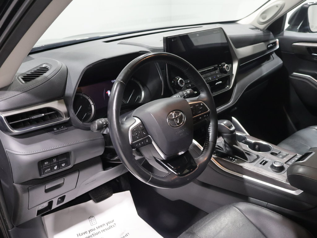 Used 2021 Toyota Highlander Limited AWD/4WD image 16