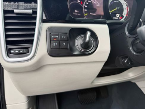 Used 2022 Porsche Cayenne Base image 14