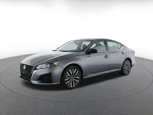 Used 2025 Nissan Altima 2.5 SV FWD image 3
