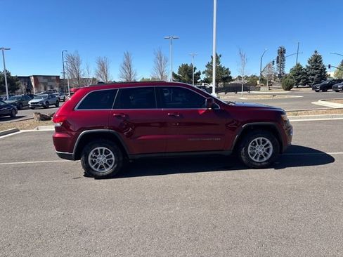 Used 2018 Jeep Grand Cherokee Laredo image 2