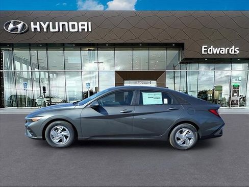 New 2025 Hyundai Elantra SE image 3