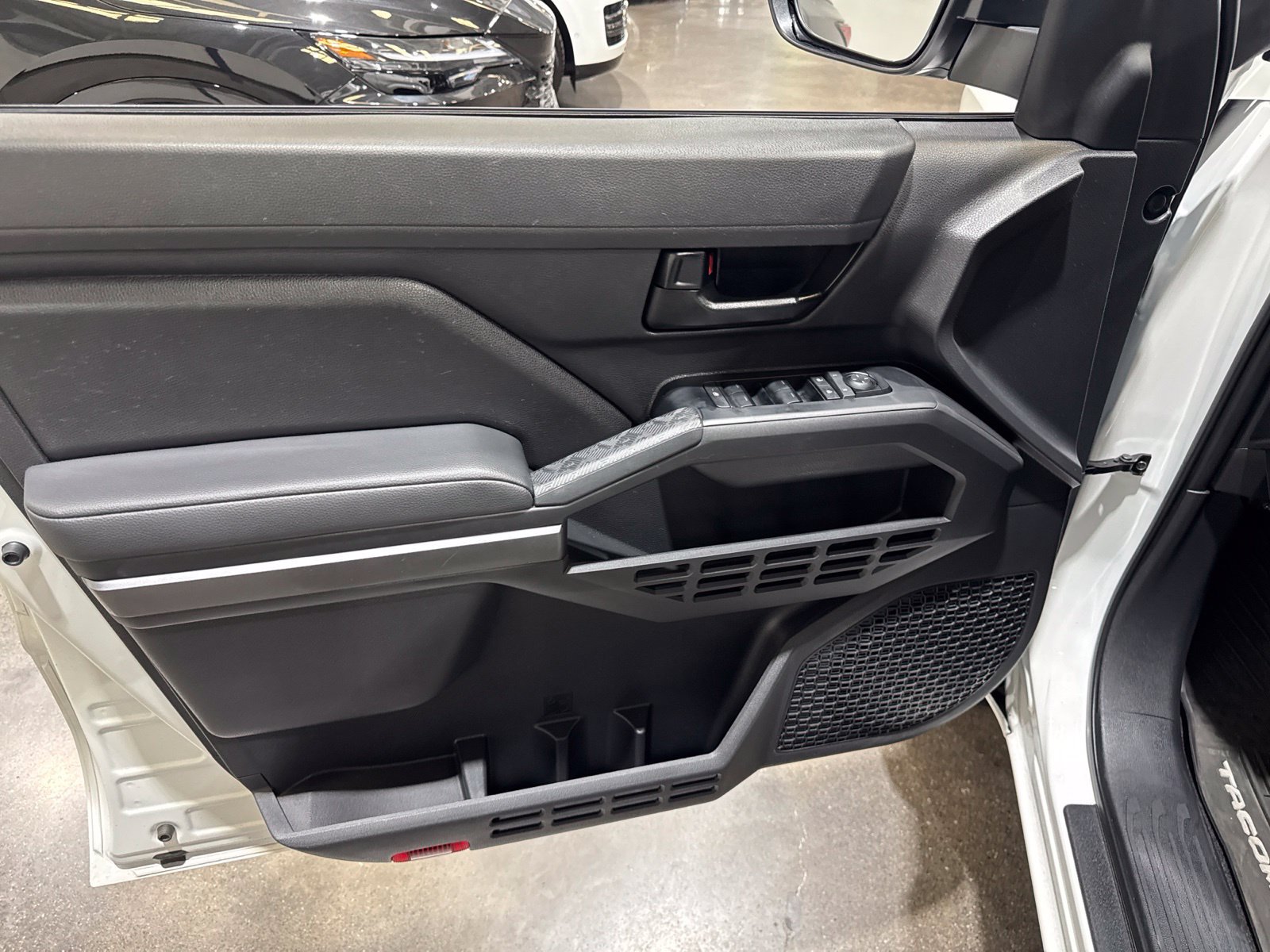 Used 2025 Toyota Tacoma SR5 AWD/4WD image 22