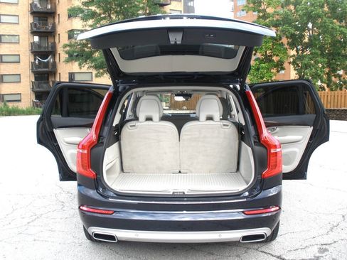 Used 2016 Volvo XC90 T6 Momentum w/ Momentum Plus Package AWD/4WD image 19