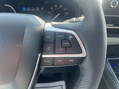 Used 2025 Toyota Sienna XLE FWD image 10