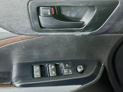 Used 2019 Toyota Highlander LE FWD image 14