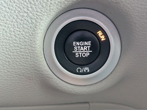 Used 2022 Chrysler Pacifica Touring-L w/ Uconnect Theater Family Group FWD image 10