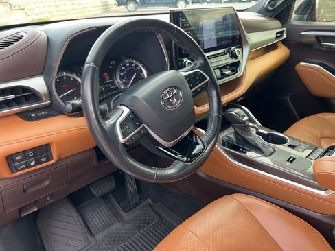 Used 2022 Toyota Highlander Platinum image 16