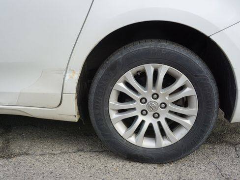 Used 2015 Toyota Sienna XLE image 6