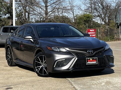 Used 2024 Toyota Camry SE image 2