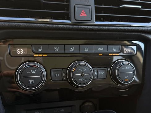 Certified 2024 Volkswagen Taos SE image 12